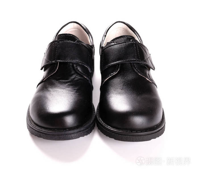 一双全新的黑色皮鞋,适合儿童穿白色背景