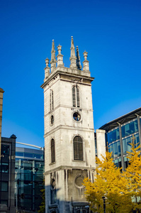 伦敦教堂塔，四个角和圆窗