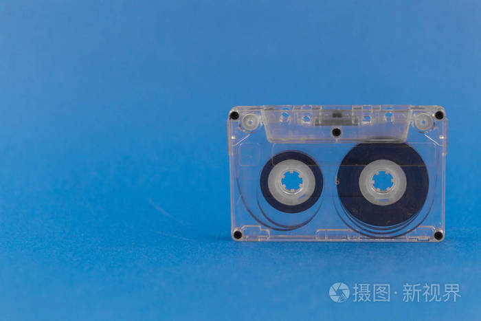 下载小样发票合同问题/举报孤立的老盒式磁带录音带躺在一只旧手提箱