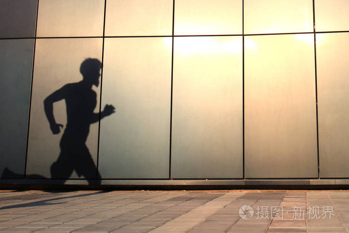 在日落或日出时跑步者在户外跑步以保持健康的影子
