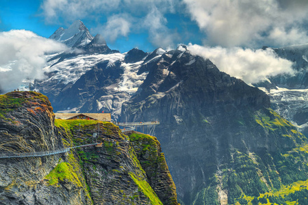 美丽的风景如画的位置，第一个命名为山站，悬崖步行和Schreckhorn峰背景研磨elwaldBerneseOberland瑞士