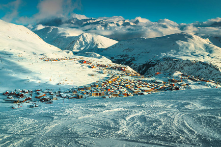 令人惊叹的冬季景观，著名的滑雪胜地，有雪的建筑和雪屋，法国阿尔卑斯山，法国色调，法国，欧洲。