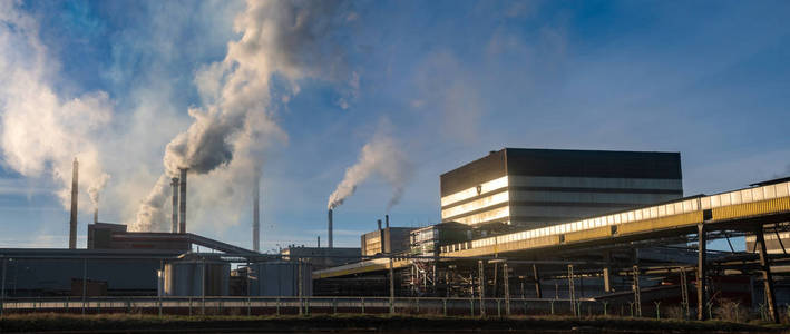 一家化工厂的吸烟烟囱排放了大量的温室气体。空气环境污染的概念。