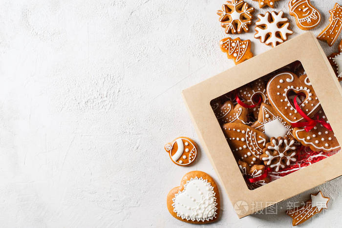 姜饼圣诞饼干礼盒自制白色背景纹理复制空间照片-正版商用图片15v3wt-