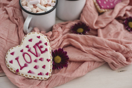 情人节浪漫早餐。 一杯美味的棉花糖和心形饼干。 粉纺织品爱好者早餐