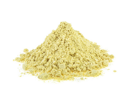 白色背景下分离的姜粉堆照片