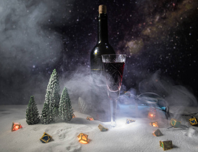 红酒在水晶玻璃上的雪与创造性的新年艺术作品. 复制空间照片