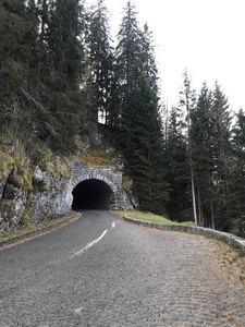 德国巴伐利亚州贝希特斯加登的Kehlstein山岩石中的道路和隧道