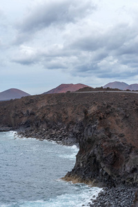 西班牙兰萨罗特岛西海岸的赫维德罗斯海和火山熔岩