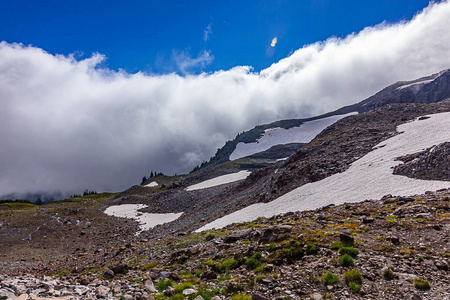 浮云在雪覆盖的山风景