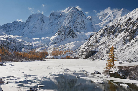 雪覆盖冬山湖俄罗斯西伯利亚阿尔泰山丘崖岭。