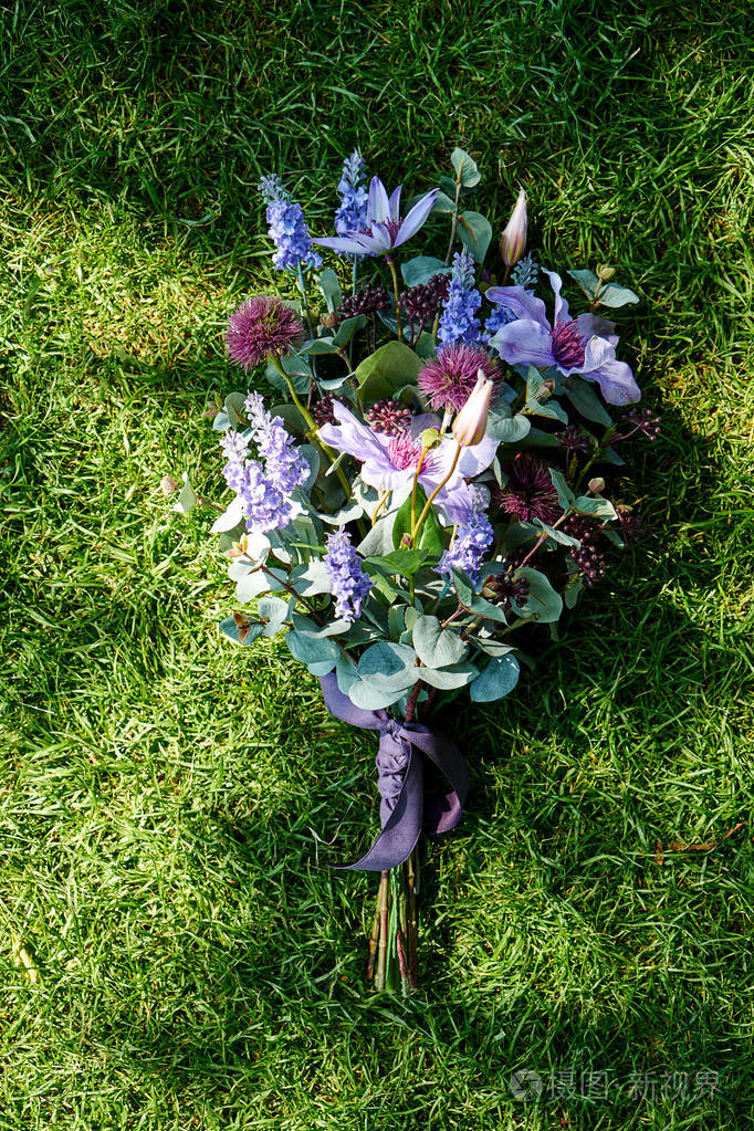 草地上的一束花