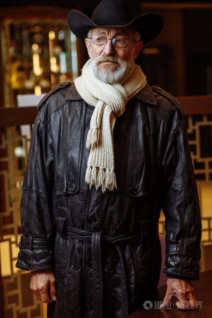 漂亮的男性在棕色斗篷蒸汽朋克风格复古人门廊