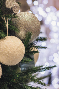 圣诞树背景和圣诞装饰，球，模糊，闪闪发光，发光。新年快乐，圣诞主题