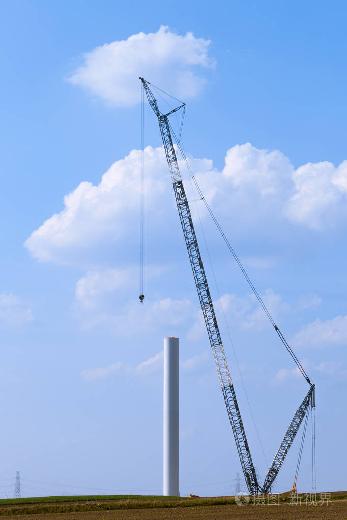 蓝鹤楼建造蓝天背景的风车。风电机组建设..