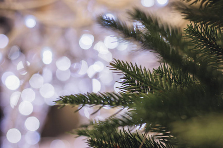 圣诞树背景和圣诞装饰，模糊，闪闪发光，发光。新年快乐，圣诞主题