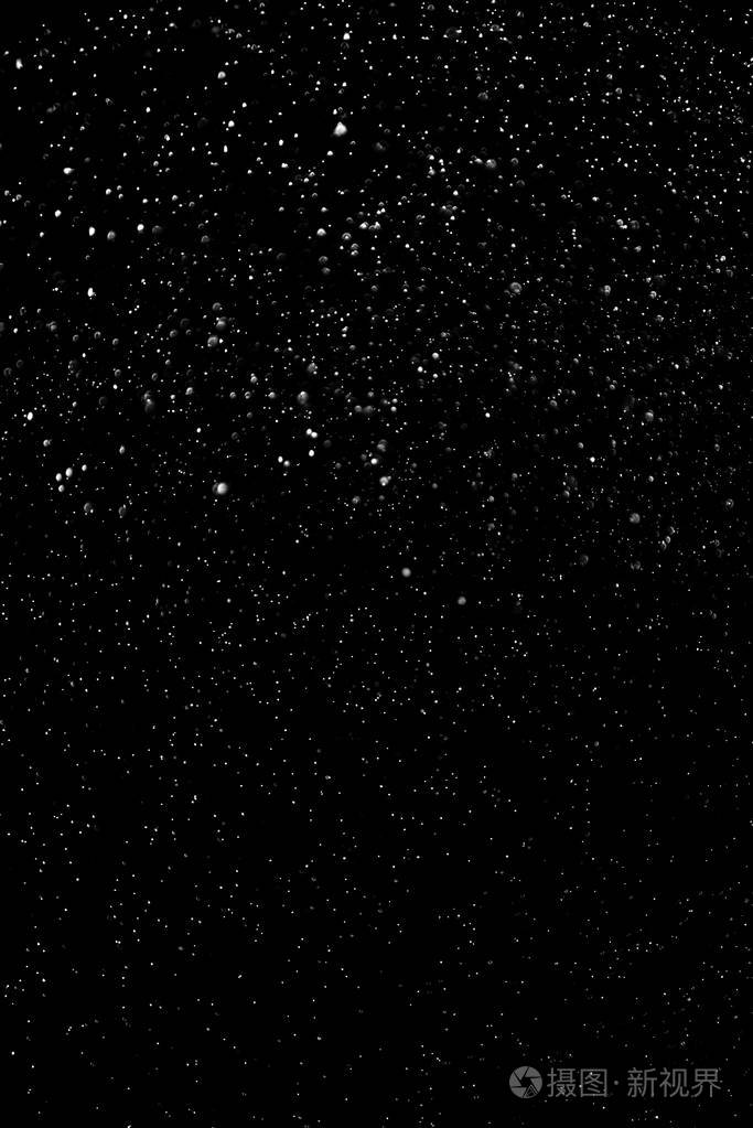 黑色背景下的雪和雪雾