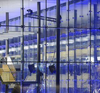 芬兰赫尔辛基的现代玻璃和混凝土建筑