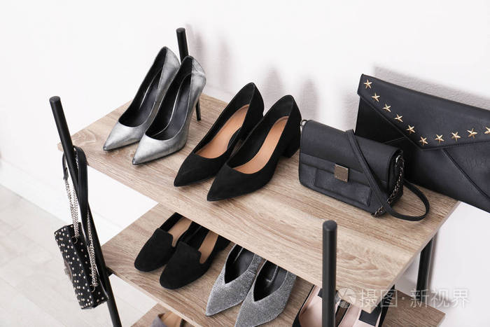 货架单位与时尚鞋和钱包附近的白色墙壁更衣室内部元素