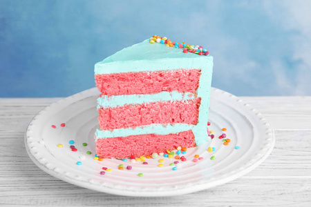 新鲜美味的生日蛋糕在桌子上的彩色背景上切片