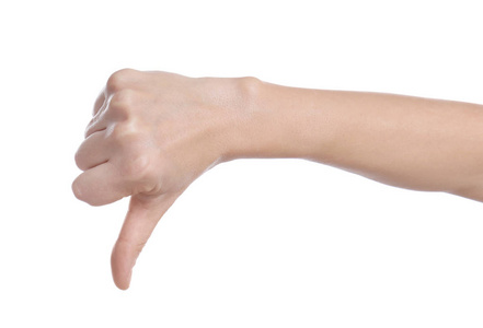 女人在白色背景上显示拇指向下的手势，特写
