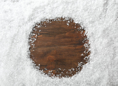 框架由雪制成的木制背景顶部视图，有文字空间