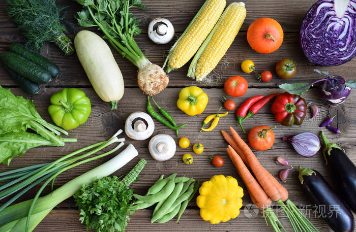木制背景上的白色,黄色,绿色,橙色,红色,紫色水果和蔬菜. 健康的食物.