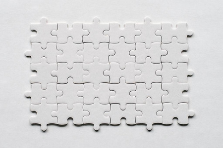 黑色背景上拼图的白色细节有复制空间