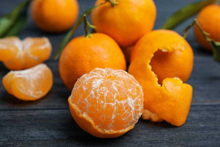 新鲜的去皮和桌子上的整个橘子