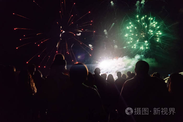 观看烟火的人群庆祝新年
