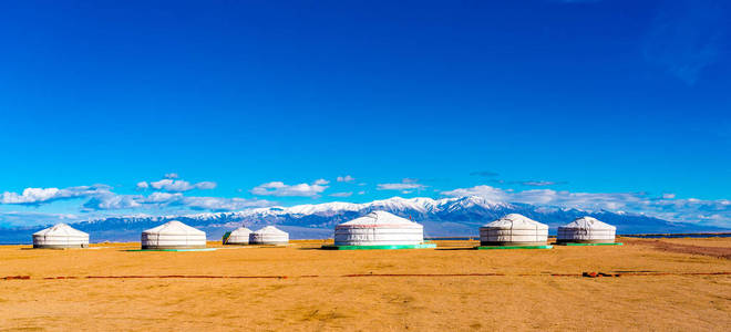 蒙古格在大草原上的全景，雪山背景在蒙古的科夫德市