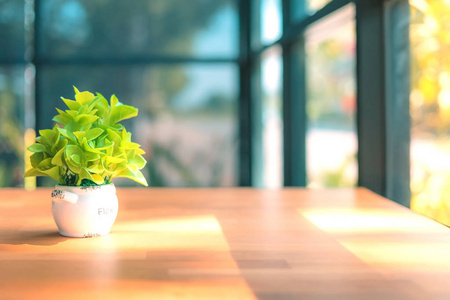 餐桌上的人造植物或塑料树用于装饰，欢迎咖啡馆的顾客
