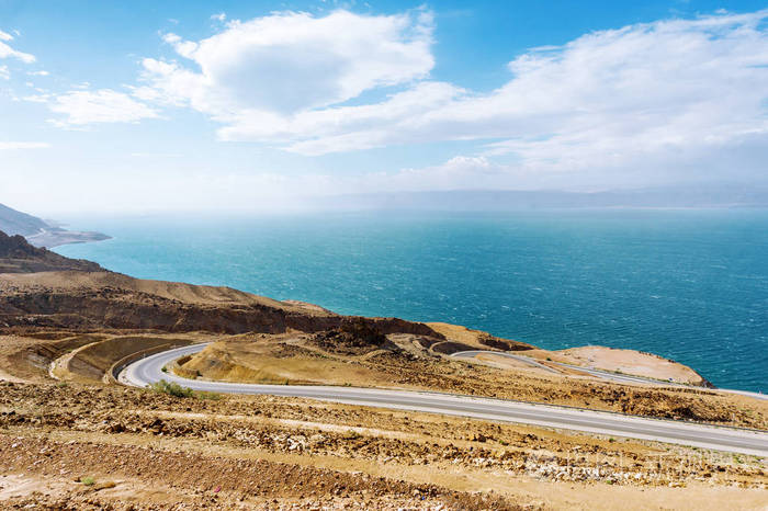 沿着死海海岸的道路约旦中东