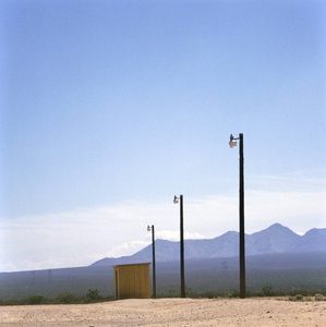 沙漠中的三个灯笼，在一个废弃的地方，有一个小电房