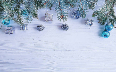 白色木质背景雪树枝球