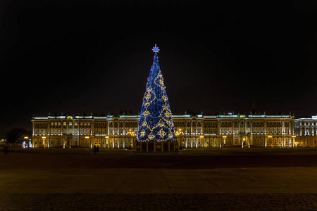 圣彼得堡宫殿广场上的圣诞树。 俄罗斯