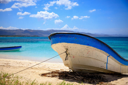加勒比海海滩的小热带渔村。 清澈的海水。 渔船。 夏日。 蓝天。 多米尼加共和国。