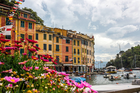 意大利利古里亚Portofino山上的海滩街道和五颜六色的房子