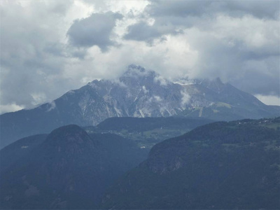 意大利南部高山的峰顶岩石全景图欧洲天空云野性