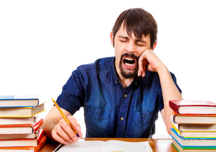 疲惫的学生在学校课桌上打哈欠被孤立在白色背景上