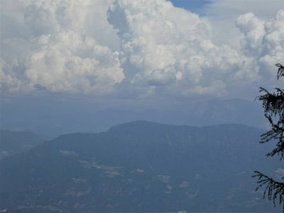 意大利南部高山的峰顶岩石全景图欧洲天空云野性