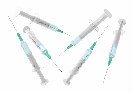 3d 渲染一套安全医疗注射器与在白色背景上隔离的针头