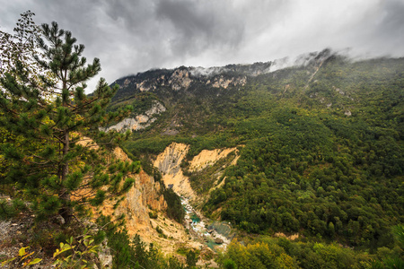 从空中俯瞰黑山塔拉河拍摄的山河峡谷