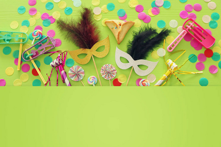 紫色庆祝概念犹太狂欢节假日绿色木制背景。 顶部视图