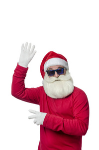 白色背景上的圣诞老人。 有趣和现代的圣诞老人戴着黑色眼镜祝贺白色的孤立背景。