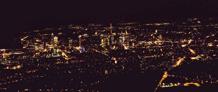法兰克福是主的。 从飞机上俯瞰夜城
