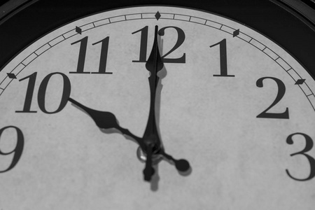 特写时钟的指针,标记十点钟的黑白渲染. 主要重点是数字10及其指针.