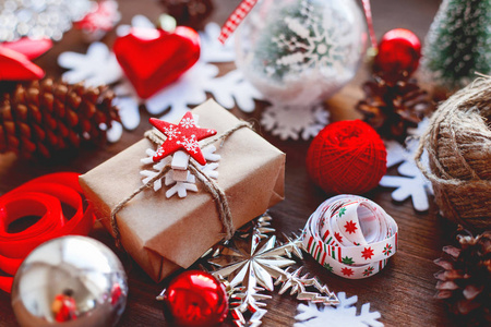 圣诞节和新年背景与礼物丝带球和不同的装饰在木制背景。 带有红星符号的礼物。