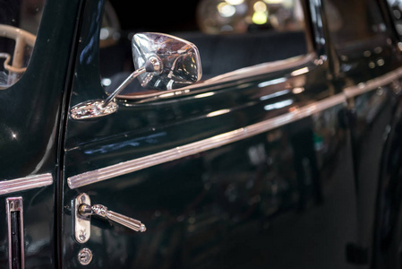 老式铬车，侧镜和侧门手柄。 经典的黑色光泽油漆与反射后抛光。 经典汽车和复古风格的概念