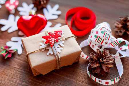 圣诞节和新年背景与礼物丝带球和不同的装饰在木制背景。